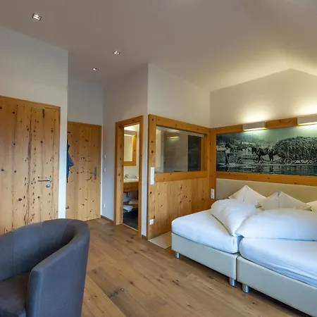Zum Hotel Weissensee