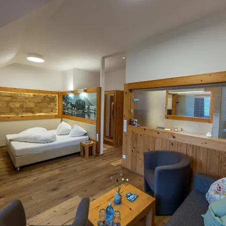 Hotel Zum 4*